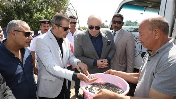 إلقاء زريعة سمك بلطي