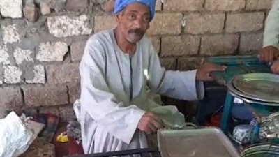 50 عاما في المهنة.. أشهر بائع شاي في أسواق الماشية بالمنيا: بيسموني عمدة القهوجية| بث مباشر 