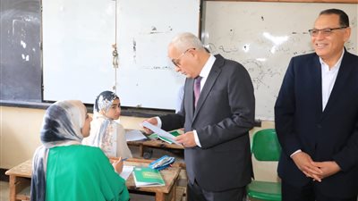 وزير التعليم من داخل لجان الثانوية العامة بالشرقية: ثقوا في نظام التصحيح ونحن حريصون على حقوكم