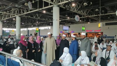 أمين البحوث الإسلامية يتفقد قافلة الأزهر لتوعية الحجيج بمطار القاهرة