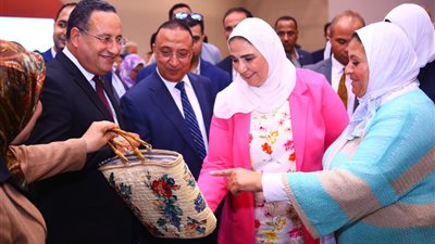 وزيرة التضامن تفتتح معرضا للجمعيات الأهلية بمكتبة الإسكندرية | صور