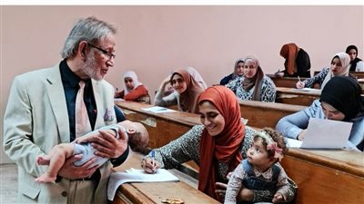 مد يد العون والتشجيع.. دكتور بجامعة الأزهر يحمل طفلة إحدى الطالبات بلجان الامتحانات