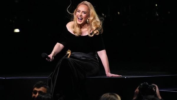  المغنية البريطانية