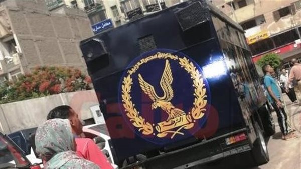 سيارة الترحيلات أمام