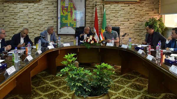 مسئولو الإسكان