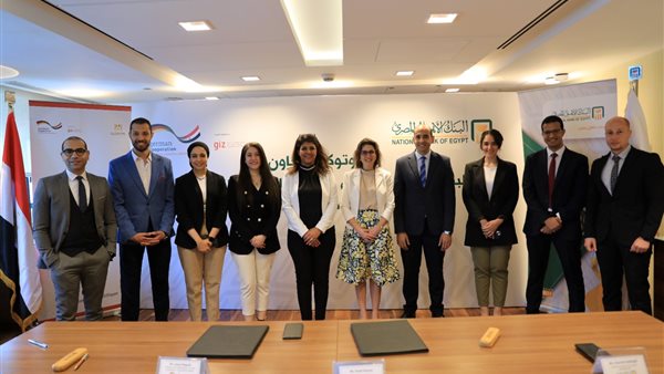 جانب من التوقيع