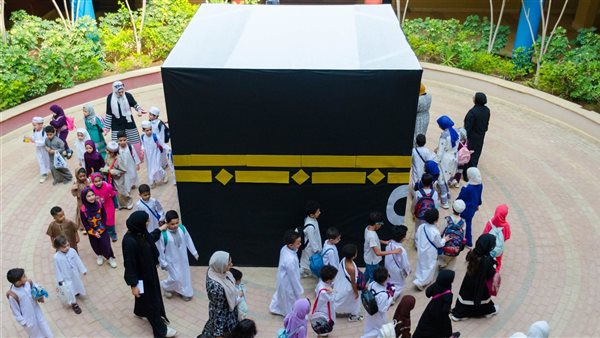 أطفال يطوفون حول