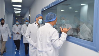 رئيس هيئة الدواء يتفقد مصنعًا للمستلزمات الطبية