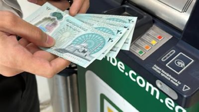 القاهرة 24 يجري أول تجربة عملية لسحب 20 جنيها بلاستيكية من ماكينة ATM البنك الأهلى