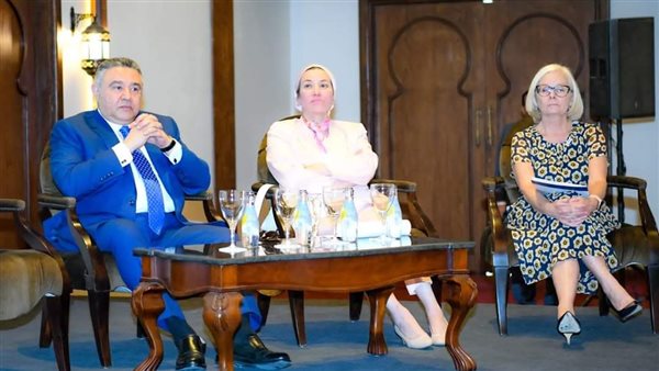 وزيرة البيئة خلال