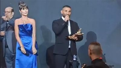 بقالي فترة مبغنيش ببلاش.. أحمد سعد يمازح مقدمة حفل الـ MEMA بعد طلبها منه تقديم أغنية