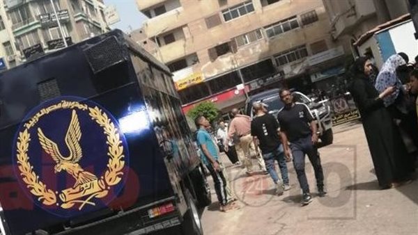 سيارة الترحيلات أمام