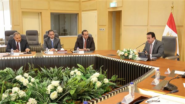 اجتماع وزير الصحة