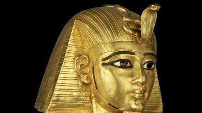 المتحف المصري بالتحرير يستعرض مزايا القناع الذهبي الجنائزي للملك بسوسنس الأول