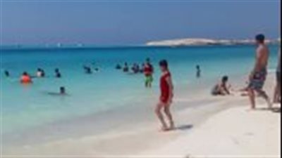 للاستمتاع بالعطلة الصيفية.. إقبال كثيف للمصطافين على شواطئ مرسى مطروح| بث مباشر 