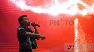 أبويا أول مرة يحضر لي حفلة.. ويجز يوجه تحية خاصة لوالده في حفله بالتجمع الخامس