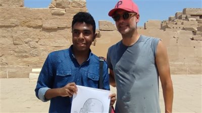 قضى به ساعة ونصف.. شاب أقصري يهدي جوارديولا بورتريه في جولته بمعبد الكرنك 
