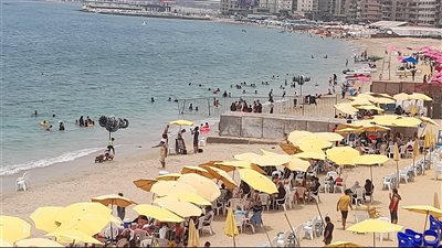 ارتفاع درجات الحرارة وتواصل الإقبال على شواطئ الإسكندرية 