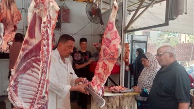عشان الغلابة.. جزار يبيع كيلو اللحمة بـ 200 جنيه للمواطنين بالفيوم
