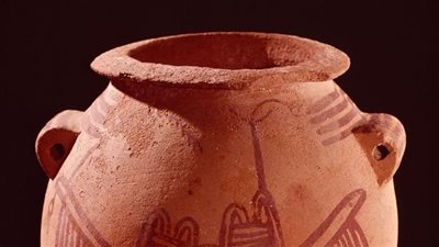 المتحف المصري بالتحرير يعرض إناء من الفخار يعود إلى عصر ما قبل الأسرات