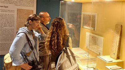 وفد سياحي فرنسي يزور متحف ملوي في المنيا | صور