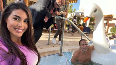 في البيسين.. ياسمين صبري تنشر صورا مع محمد إمام من كواليس فيلم أبو نسب