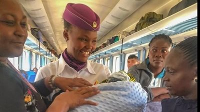 وصول مفاجئ.. سيدة تلد طفلها خلال رحلتها بالقطار السريع في كينيا
