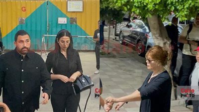 درة وزوجها وهشام ماجد وصفاء أبو السعود في عزاء والد أروى جودة