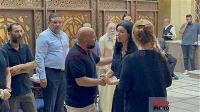 موقف نادر.. أروى جودة تترك عزاء والدها لأداء واجب العزاء في والدة الفنان محمد السعدني