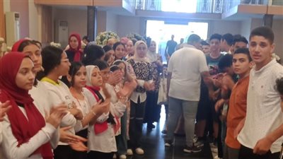 طلاب قرية ببنها ينظمون ممرا شرفيا لتكريم المعلمين المحالين للمعاش | صور