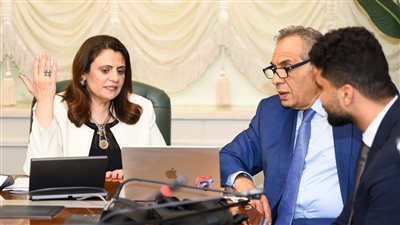 وزيرة الهجرة تستعرض تطبيق المصريين في الخارج وأهم الخدمات المقدمة من خلاله