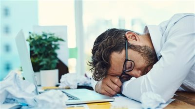 دراسة: أخذ قيلولة في العمل مفيد لـ صحة العقل ويضاعف الإنتاجية