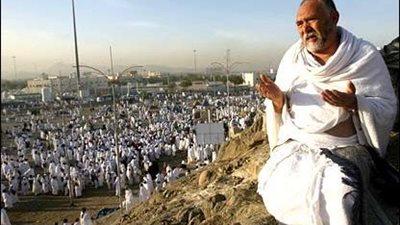 منها ذبح شاة.. ما هي فدية إزالة الحاج شيئا من شعره أو أظفاره أثناء إحرامه؟