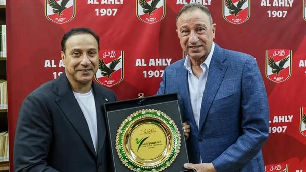 الخطيب يهدي رئيس