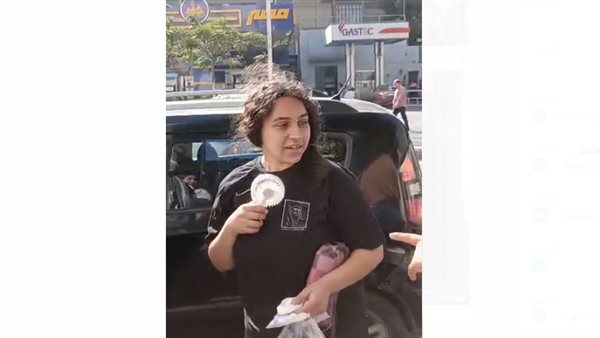 طالبة تصطحب المروحة