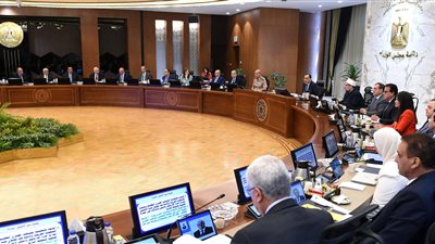 الحكومة توافق على ترقيات وزيادة في الأجور للموظفين