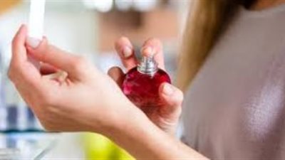 أمين الفتوى: وضع المرأة للعطر ليس منهيا عنه شرعا على الإطلاق