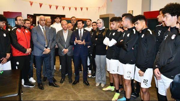 وزير الرياضة للاعبي