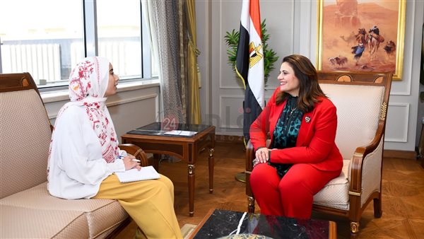 وزيرة الهجرة مع محررة