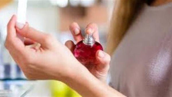 وضع المرأة العطر