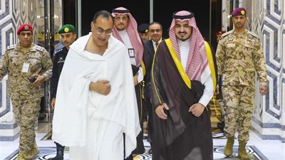 رئيس الوزراء يصل إلى جدة تمهيدا لأداء مناسك الحج