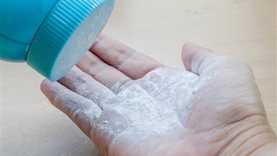 أصيب بورم نادر.. أمريكي يقاضي شركة بودرة أطفال بعد تسببها في إصابته بالسرطان 
