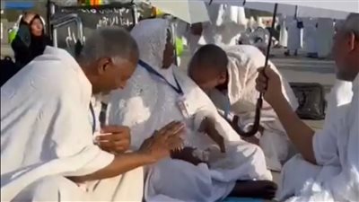 الجنة تحت أقدام الأمهات.. 4 أشقاء من الأقصر يحققون أمنية والدتهم ويصطحبوها للحج | بث مباشر