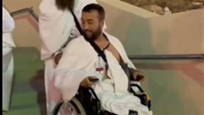 مشهد مؤثر لحاجَّيْن من ذوي الهمم يساعد أحدهما الآخر في الصعود إلى جبل عرفات ومعلقون: أخلاق المسلمين 