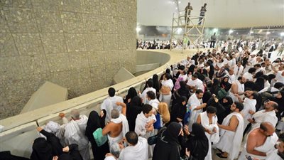 وزارة الحج السعودية تتحرك لحل مشكلة 90 حاجًا.. وتُلزم المطوف بتوفير مخيم بديل