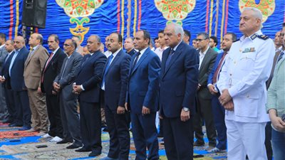 محافظ الجيزة يؤدي صلاة عيد الأضحى بساحة مسجد مصطفى محمود | صور 
