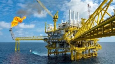 النفط يرتفع عالميًا وسط توقعات بخفض إمدادات أوبك+