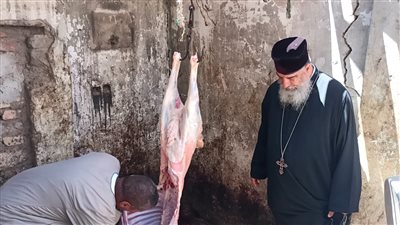 تجسيدًا لروح المحبة.. وكيل مطرانية الأقباط الكاثوليك بالغردقة يذبح أضحية العيد لتوزيعها على المسلمين| صور