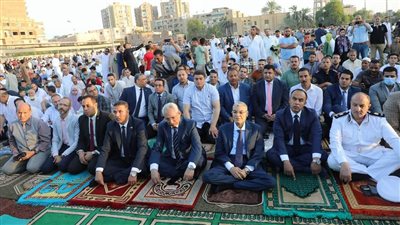 محافظ المنيا يؤدي صلاة عيد الأضحى بساحة مدرسة الفريق صفي الدين أبو شناف