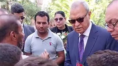 محافظ القليوبية يوزع الورود والهدايا على رواد حدائق القناطر الخيرية